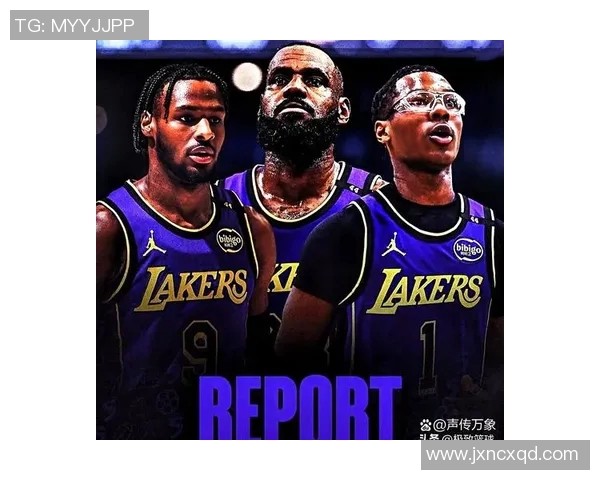 詹姆斯联手儿子参加球场比赛，教出新一代球星