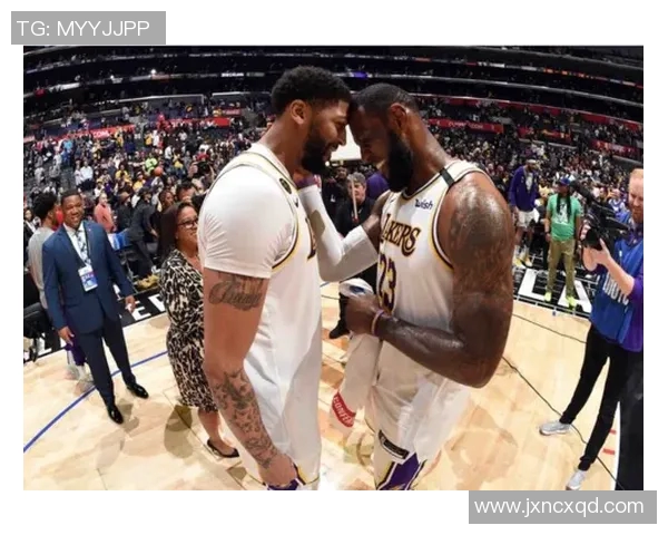 詹姆斯、浓眉哥正式加盟火箭！休斯顿队球迷欢呼雀跃